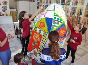 Художници от школата по изобразителни изкуства към ЦПЛР-ОДК Търговище декорираха голямо великденско яйце