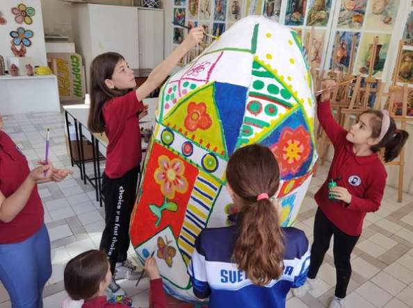 Художници от школата по изобразителни изкуства към ЦПЛР-ОДК Търговище декорираха голямо великденско яйце