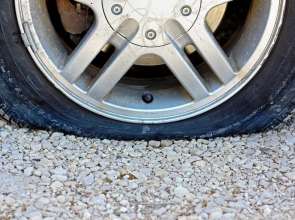 Срязаха гумите на лек автомобил в село Божурка