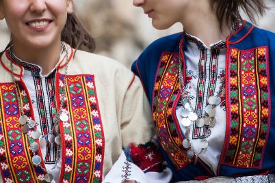 bulgarian-folk-costume-4017175_1920.jpg